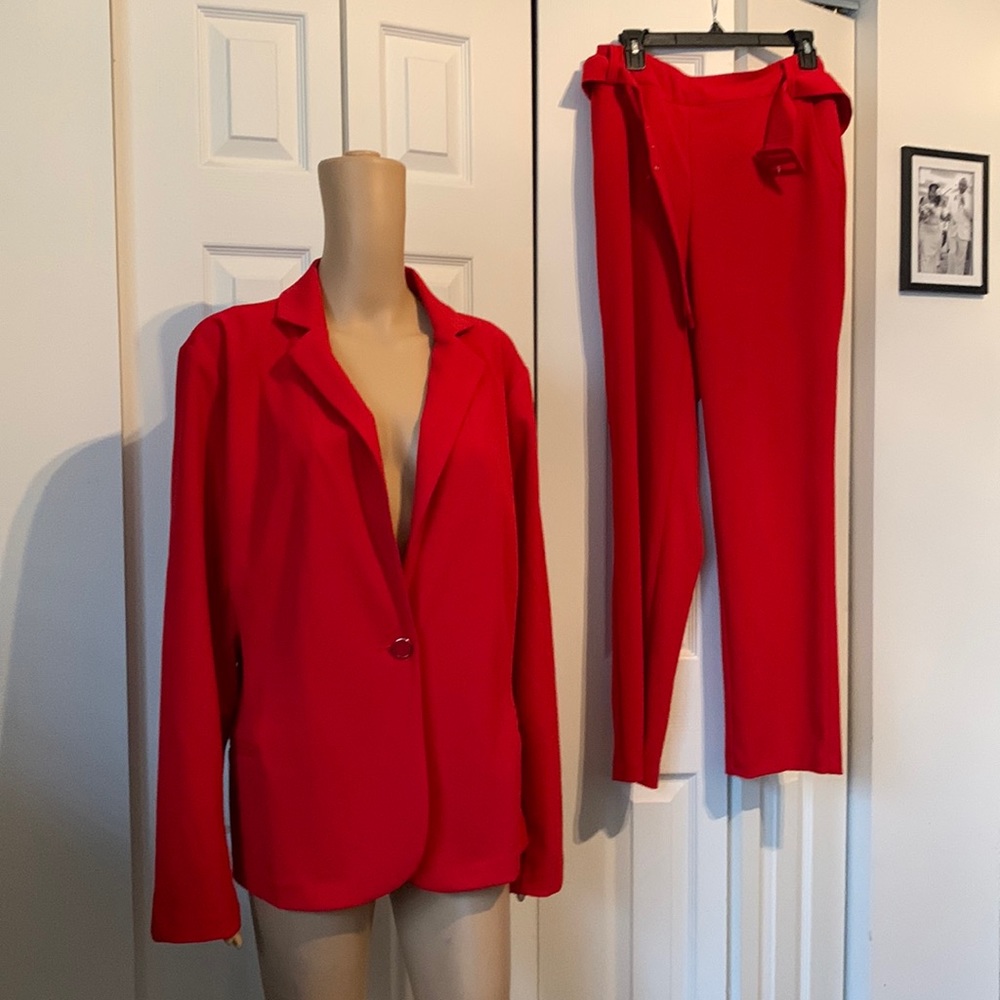 ❤️A VERY RED PANT SUIT❤️